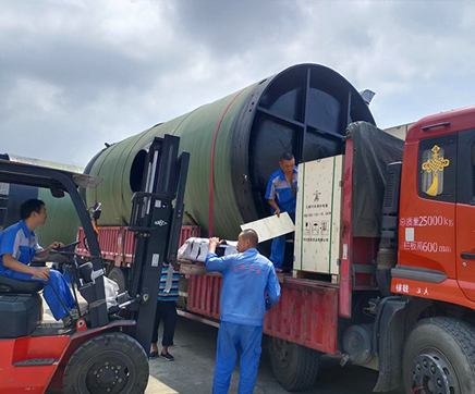 我司用戶(hù)定制玻璃鋼一體化預(yù)制泵站生產(chǎn)完成裝車(chē)發(fā)貨現(xiàn)場(chǎng)，應(yīng)用鹽亭污水收集提升項(xiàng)目！